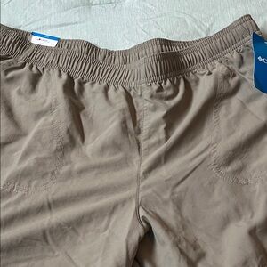 Columbia Women's Cargo Shorts - Tan